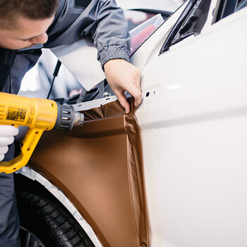 Оклейка автомобиля полиуретановой (антигравийной) и виниловой пленкой - Кузовной ремонт. Детейлинг центр. Оклейка защитной пленкой